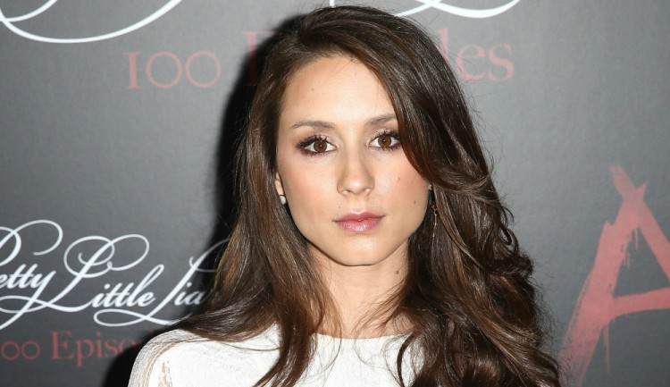 troian bellisario suits pretty little liars 1 e1456418898196