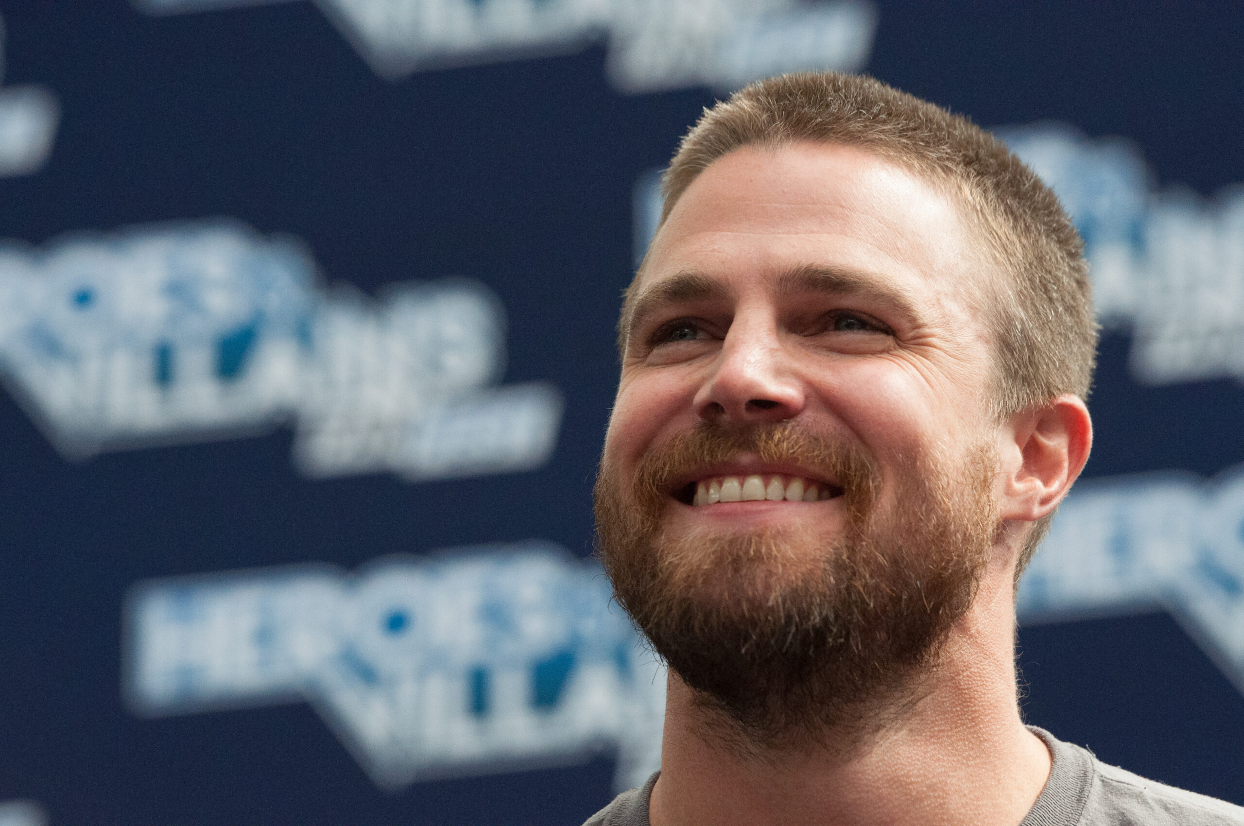 Stephen Amell risponde alle accuse di razzismo