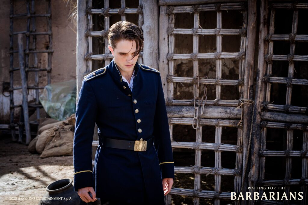 Waiting for the Barbarians: Il nuovo film con Johnny Depp e Robert Pattinson, al cinema dal 24 settembre