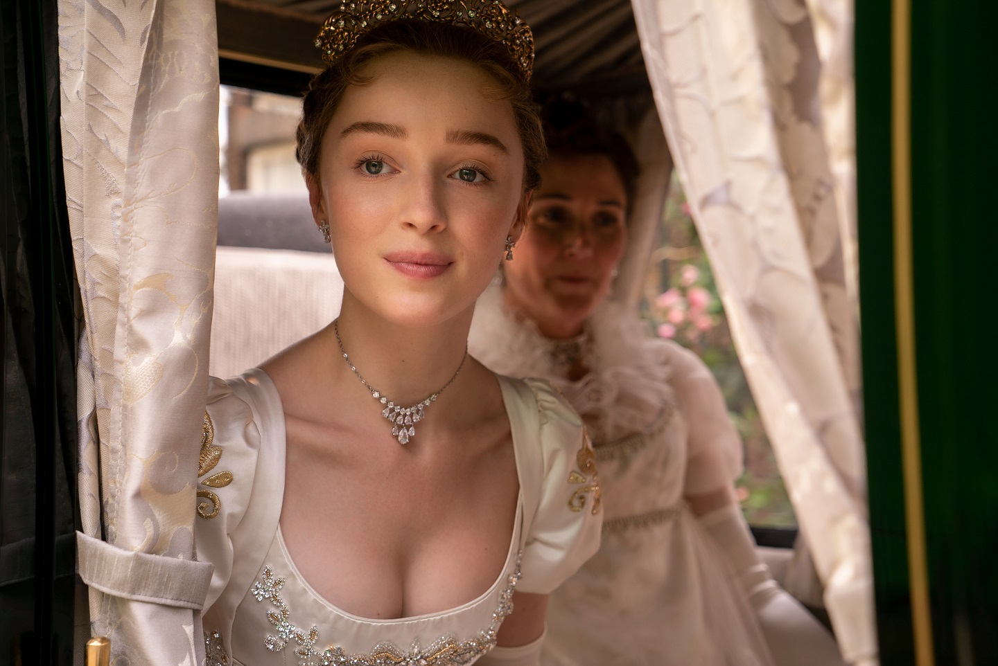 Bridgerton: Phoebe Dynevor e la scena "intima" difficile da girare
