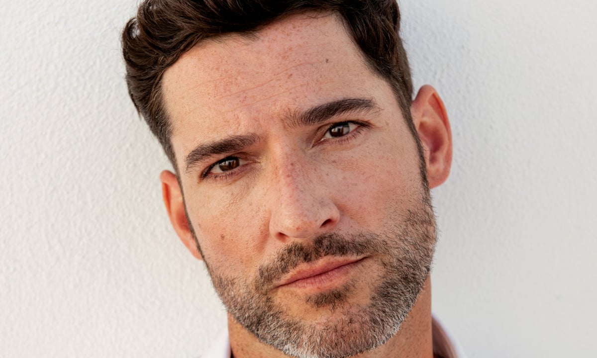 Tom Ellis e Lauren German in una scena di Lucifer 5x04