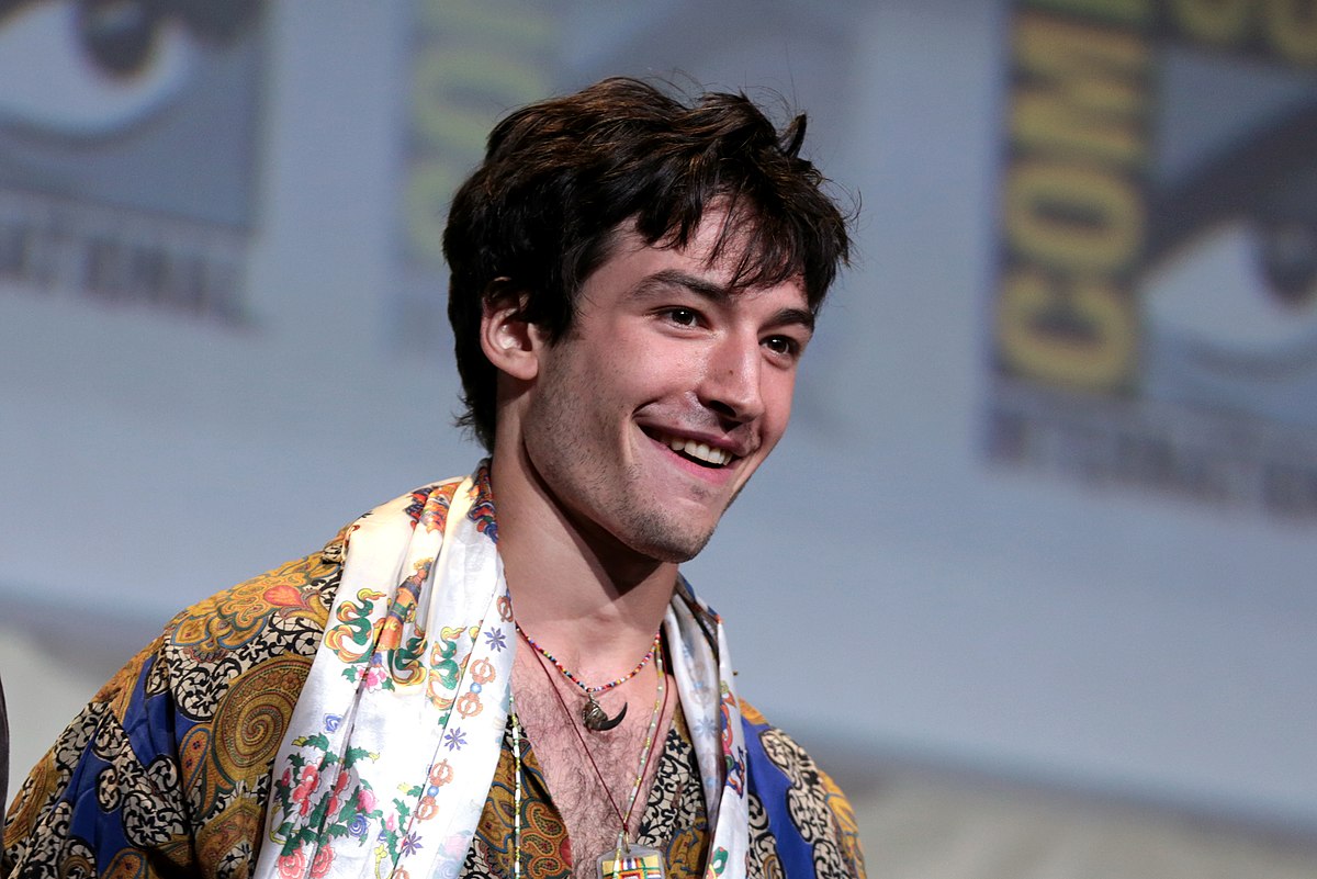 Ezra Miller in terapia per "Problemi complessi di salute mentale" e si scusa