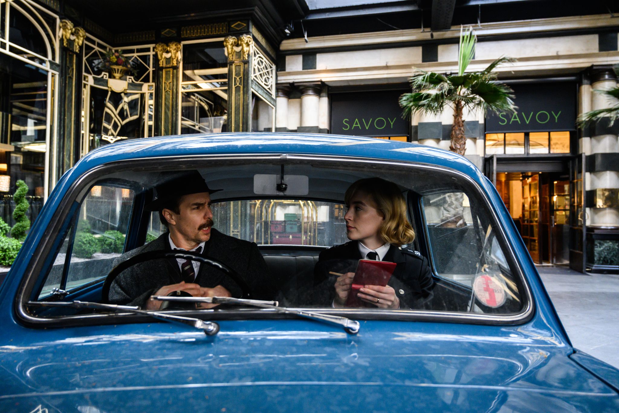 Omicidio nel West End: Da oggi al cinema il film con Sam Rockwell e Saoirse Ronan