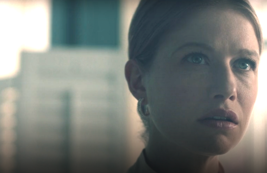 The Handmaid's Tale 5 x06: Genevieve Angelson parla del comportamento di Mrs Wheeler