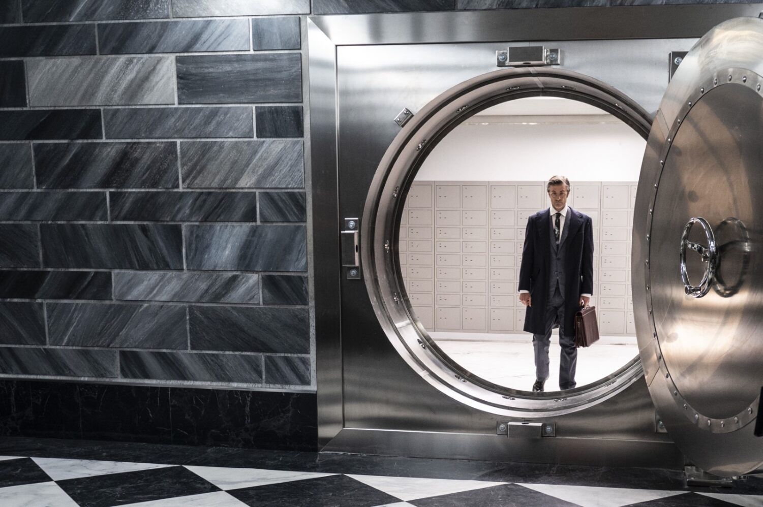 Everybody Loves Diamonds: Dal 13 ottobre su Prime Video la serie ispirata al “Colpo di Anversa”