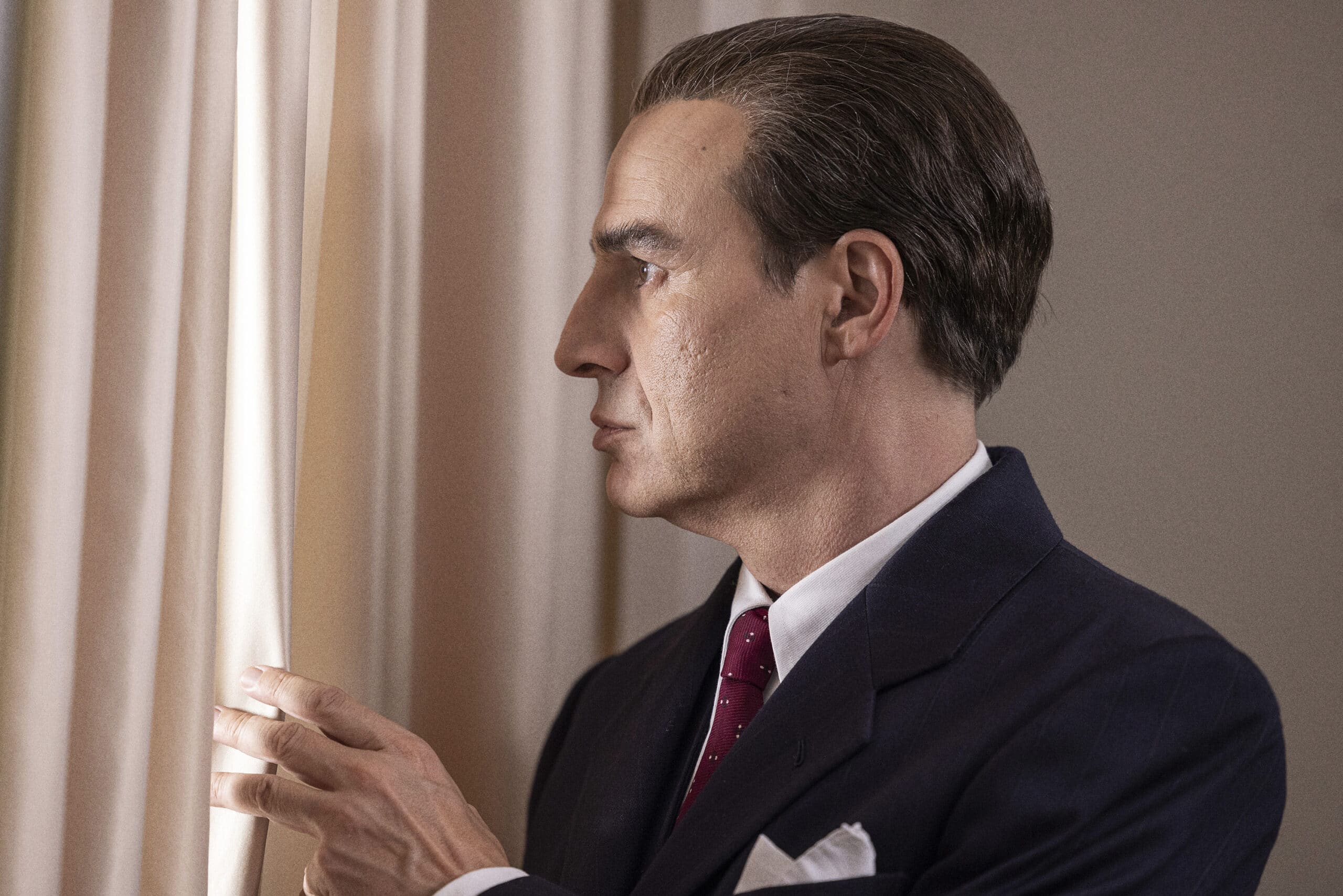 Cristóbal Balenciaga, la serie ispirata all’iconico stilista arriva domani 19 Gennaio su Disney+