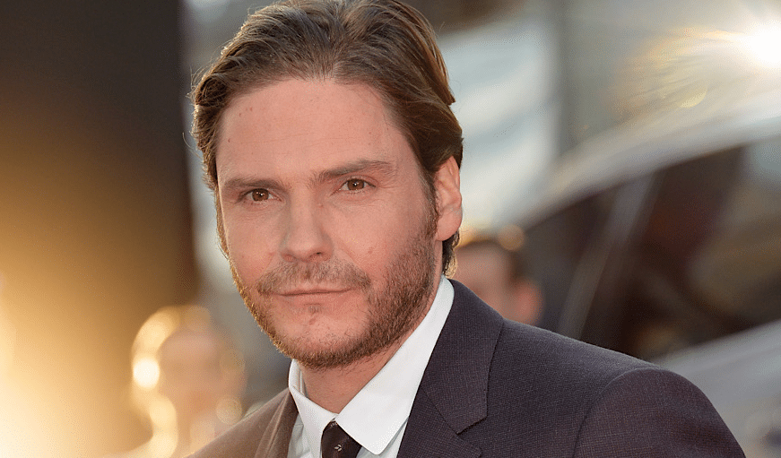 Kaiser Karl: Prima immagine di Daniel Brühl nei panni di Karl Lagerfeld