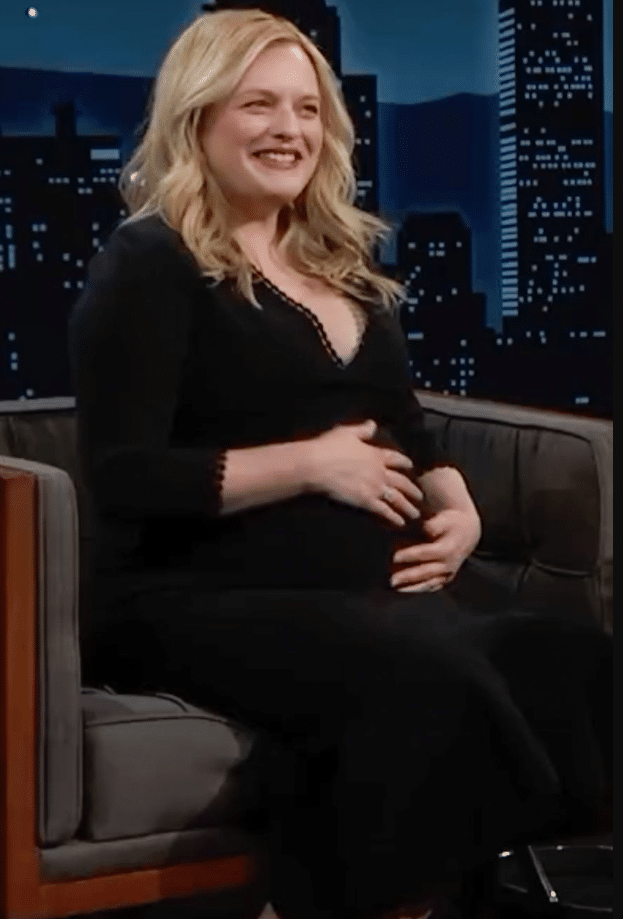Elisabeth Moss è incinta: la star di The Handmaid's Tale aspetta il suo primo figlio