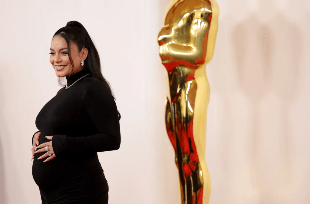 Vanessa Hudgens è incinta: L'attrice mostra il pancione sul red carpet degli Oscar 2024