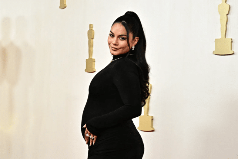 Vanessa Hudgens è incinta: L'attrice mostra il pancione sul red carpet degli Oscar 2024