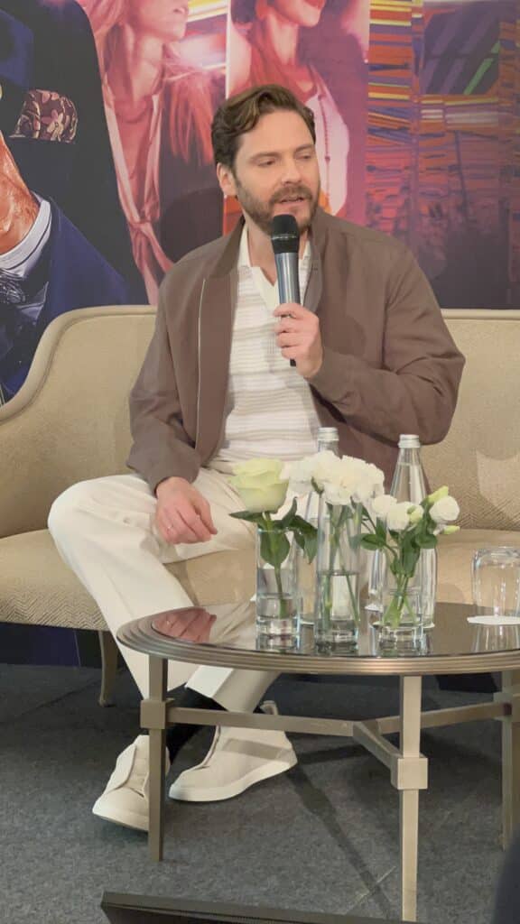 Becoming Karl Lagerfeld, Daniel Brühl in conferenza stampa: "Lagerfeld era un rompicapo, di 10mila pezzi diversi"