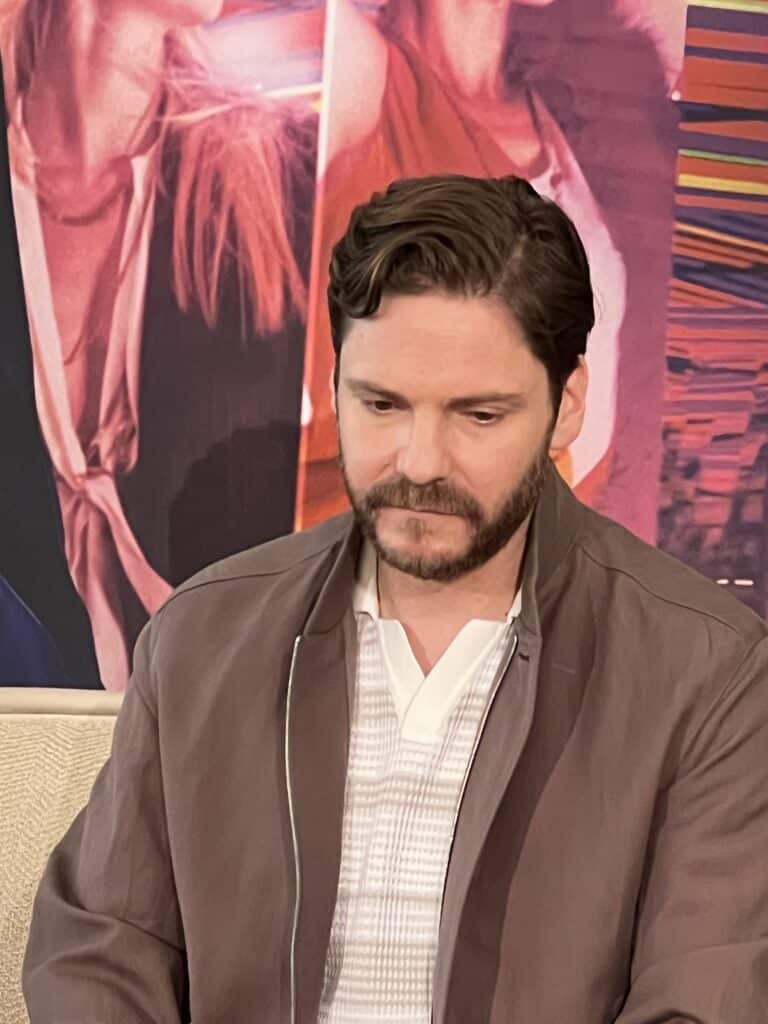 Becoming Karl Lagerfeld, Daniel Brühl in conferenza stampa: "Lagerfeld era un rompicapo, di 10mila pezzi diversi"