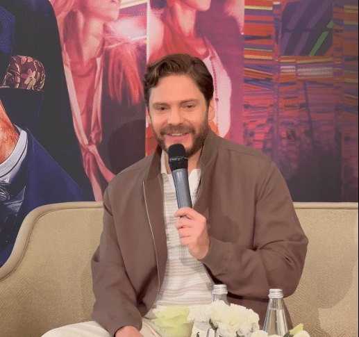 Becoming Karl Lagerfeld, Daniel Brühl in conferenza stampa: "Lagerfeld era un rompicapo, di 10mila pezzi diversi"