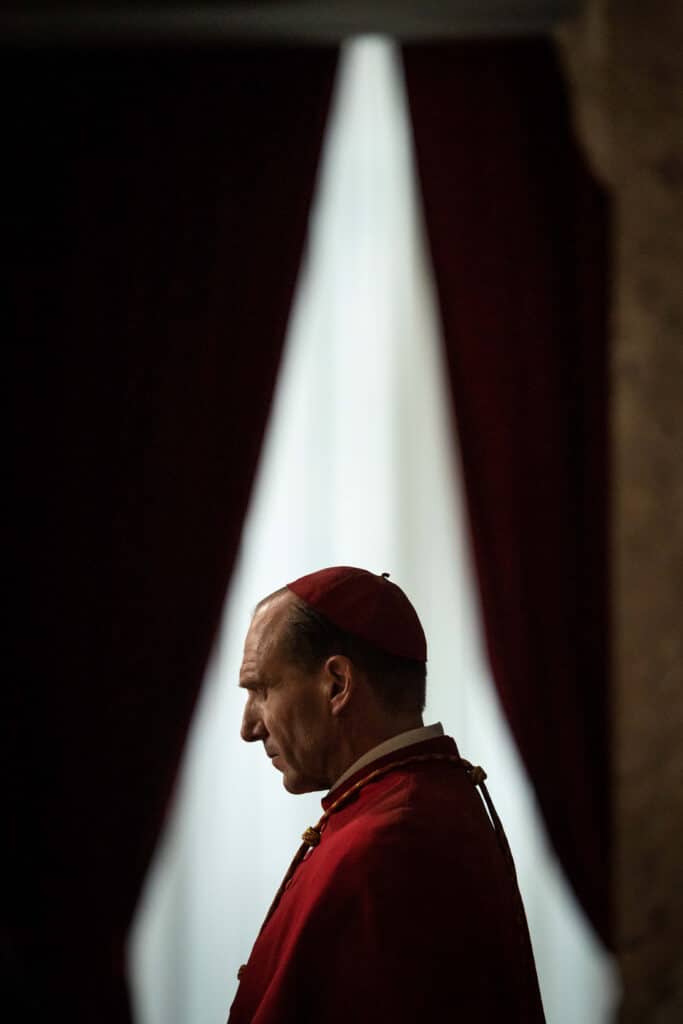 Conclave: Trailer del nuovo film di Edward Berger con Ralph Fiennes