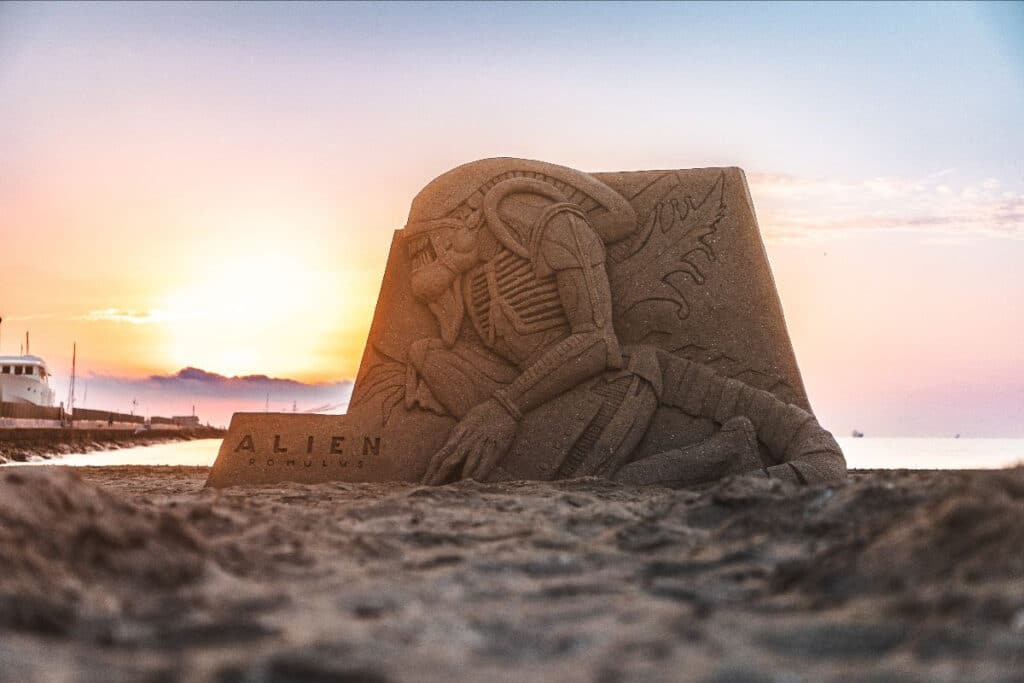 Alien: Romulus, Una maestosa scultura di sabbia per celebrare l'uscita del film e nuovo trailer