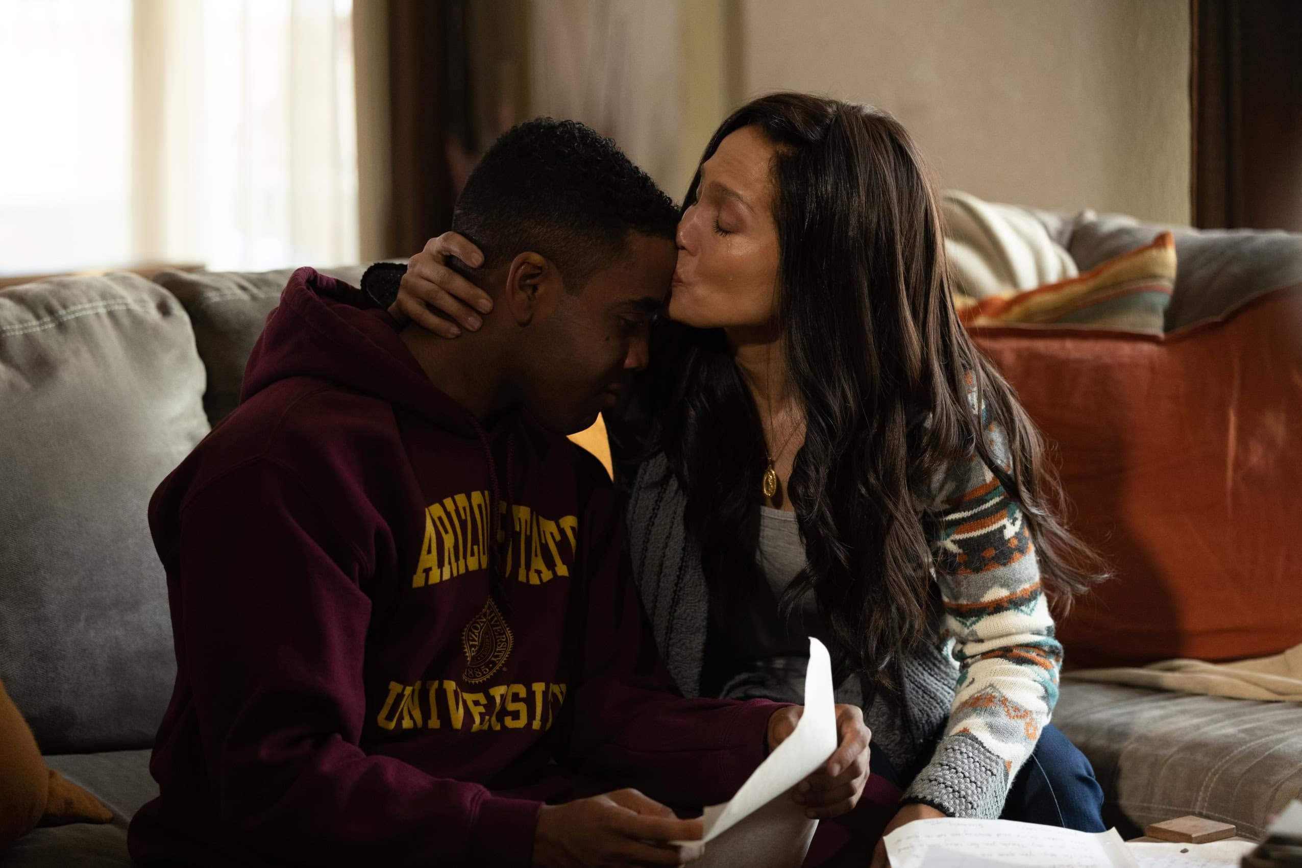 Unstoppable: Prime immagini del film di William Goldenberg, con Jennifer Lopez e Jharrel Jerome