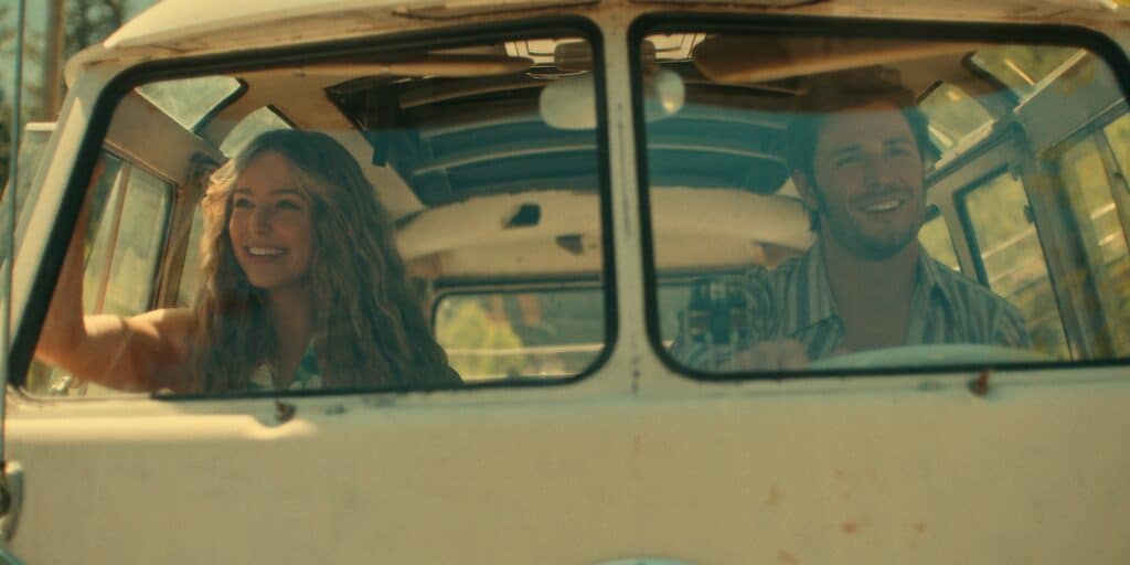 Virgin River 6: Tutto quello che sappiamo della nuova stagione (L to R) Jessica Rothe as Sarah, Callum Kerr as Everett in episode 602. Cr. Courtesy of Netflix © 2024