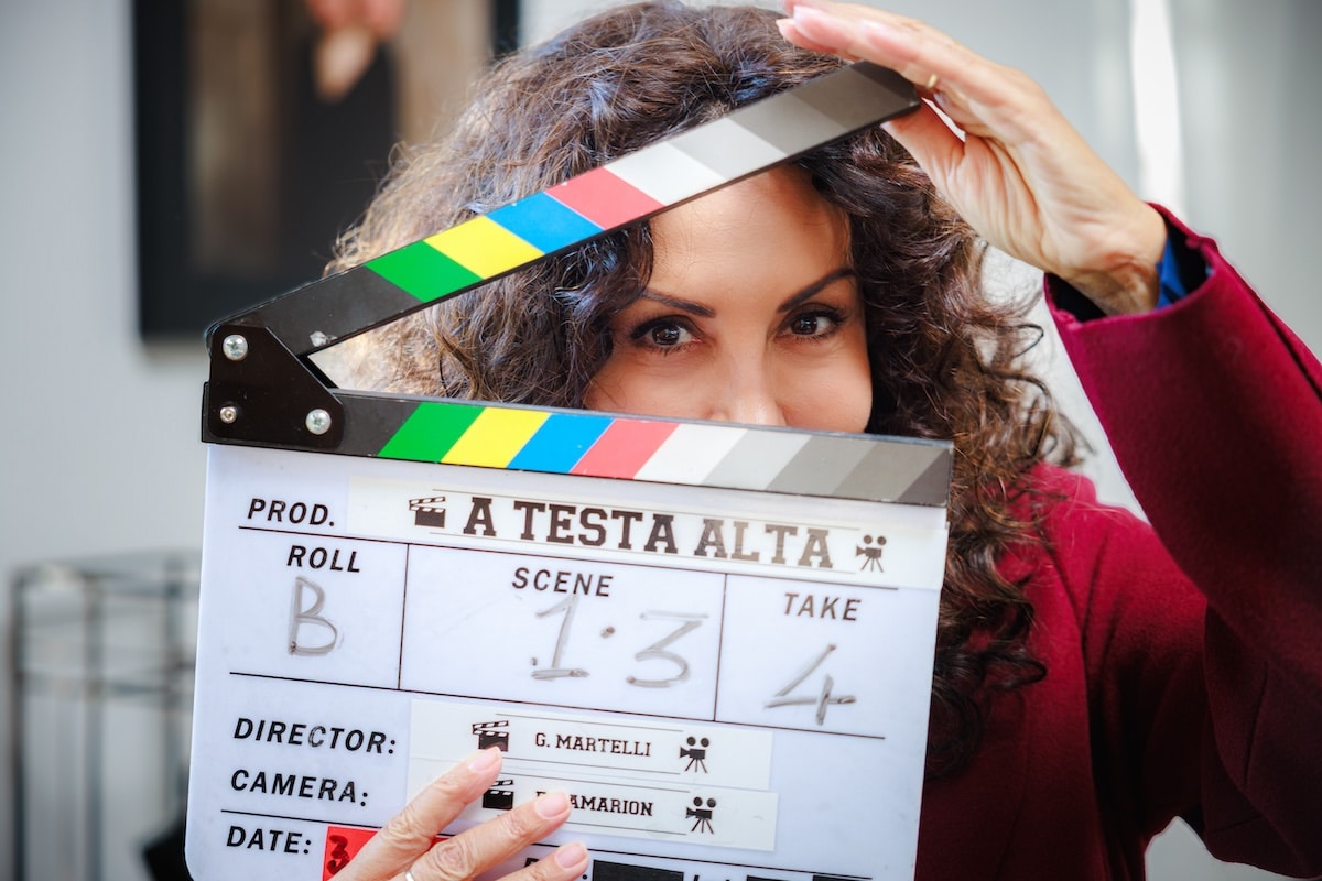 A testa alta