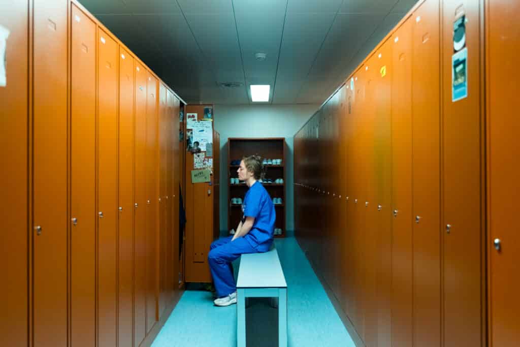 "L'ultimo turno": Una notte in corsia, tra umanità e collasso del sistema - La Recensione