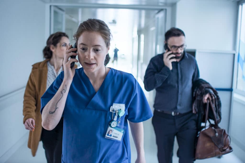 "L'ultimo turno": Una notte in corsia, tra umanità e collasso del sistema - La Recensione