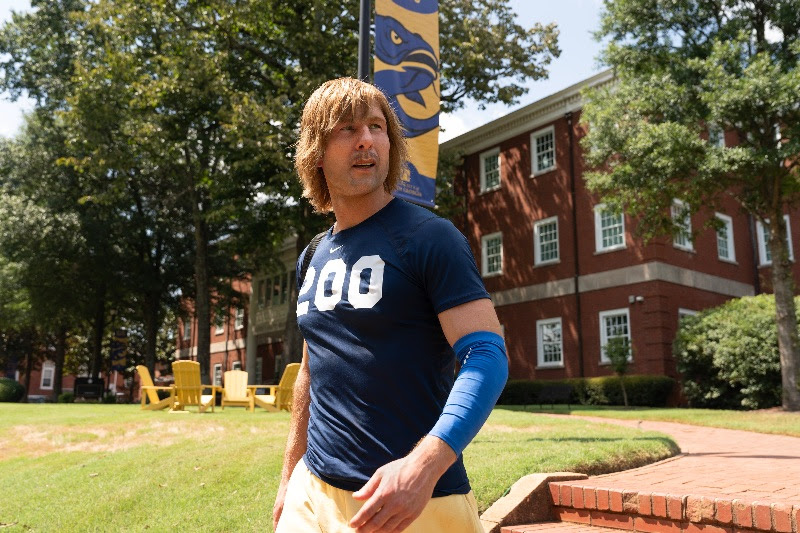 Chad Powers: Disponibili il trailer ufficiale e la key art della serie comedy con Glen Powell
