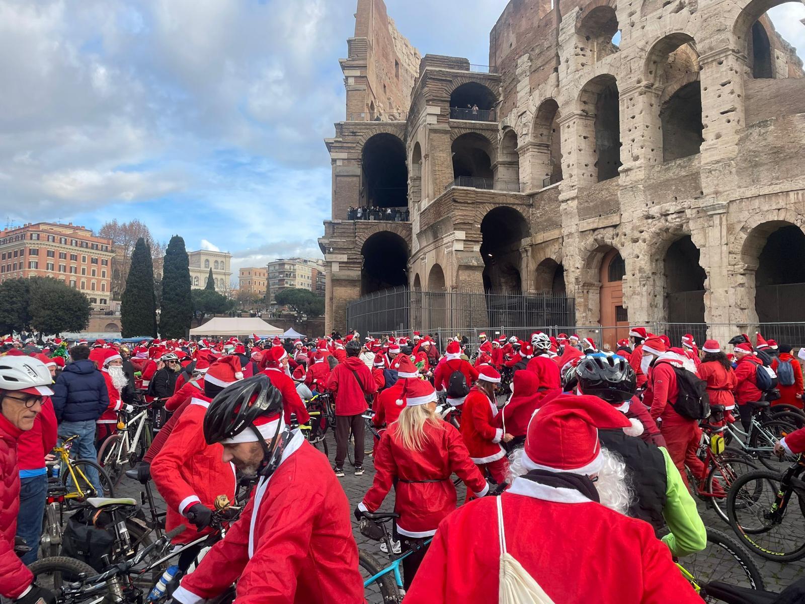 Babbo Natale in bicicletta per sostenere i bambini di Peter Pan ODV