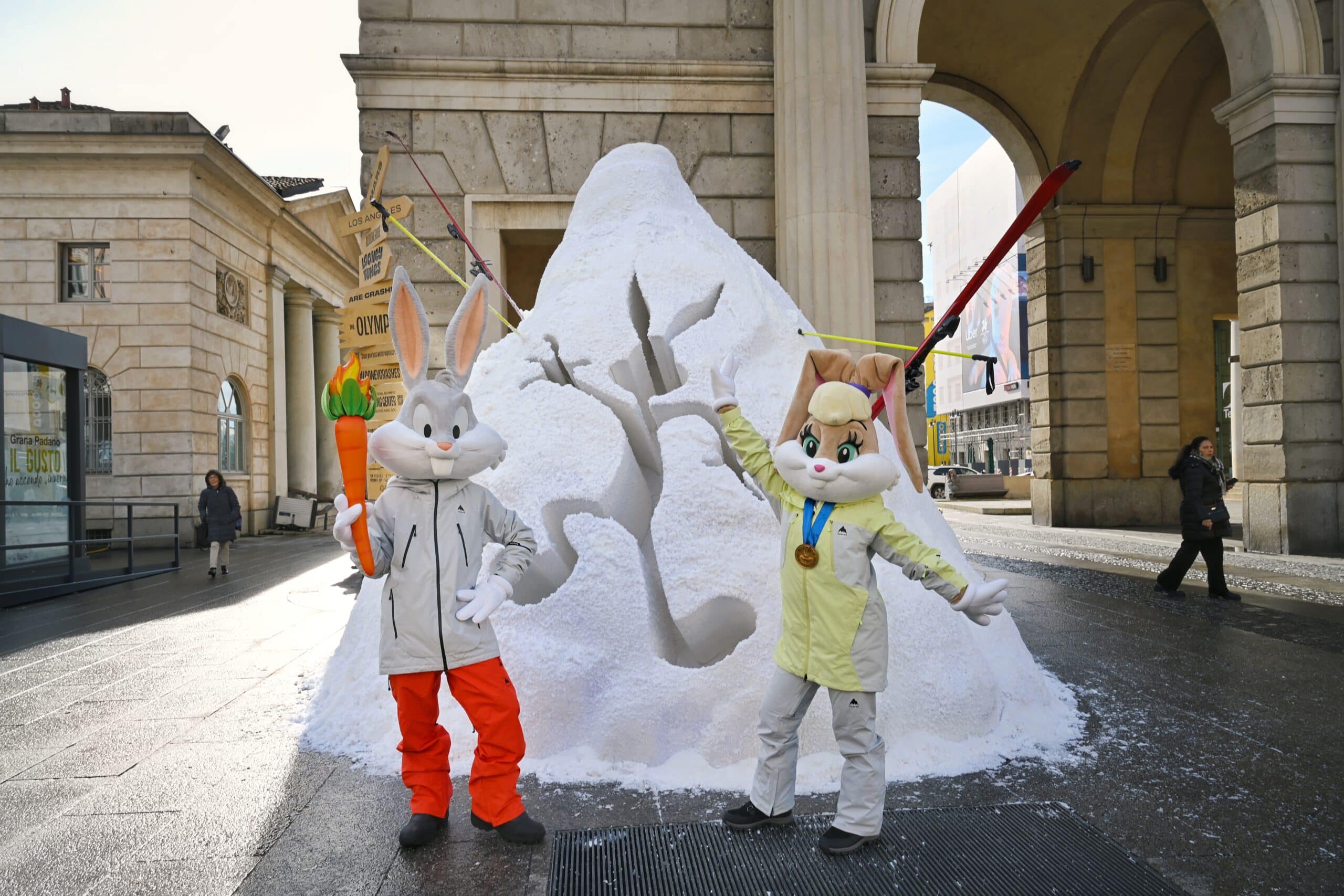 Milano Cortina 2026: Official Olympics Pin Trading Center a tema Looney Tunes