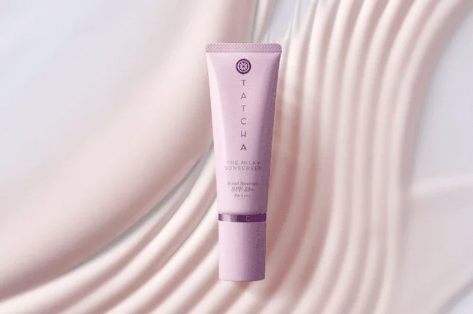 Tatcha lancia The Milky Sunscreen SPF 50+ PA++++: la protezione solare che ripara il passato e protegge il futuro