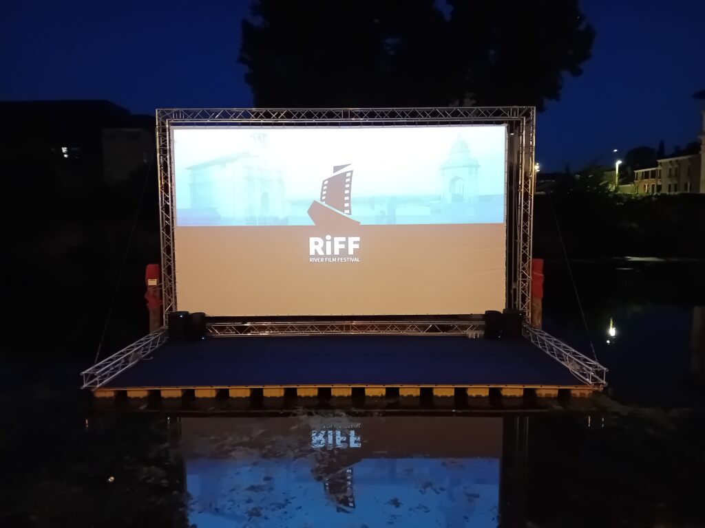 Il River Film Festival ha registrato il record di presenze, il debutto della sezione AI e l’emozione del grande schermo sulla Scalinata del Portello.