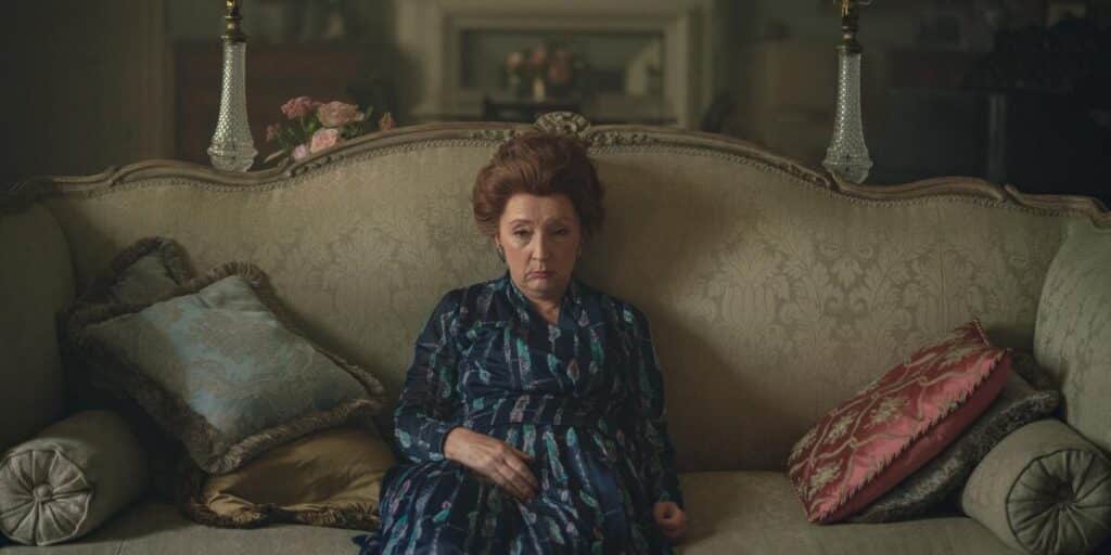 Intervista esclusiva, Lesley Manville ci svela il segreto dei sui trionfi teatrali e del grande e piccolo schermo.