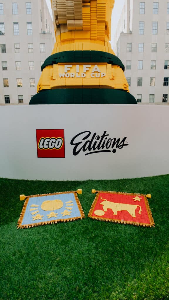 Lego celebra la finale della Coppa del Mondo FIFA 26 con Xavi e Mascherano al Rockefeller Center