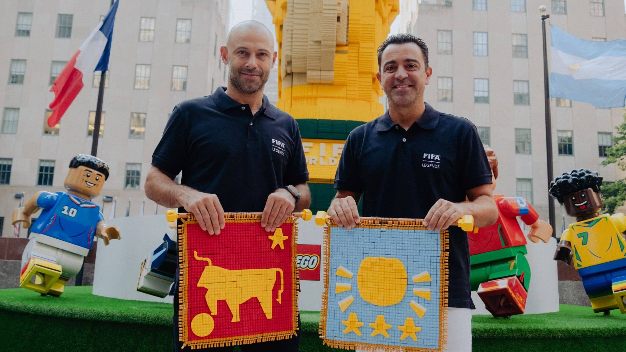 Lego celebra la finale della Coppa del Mondo FIFA 26 con Xavi e Mascherano al Rockefeller Center
