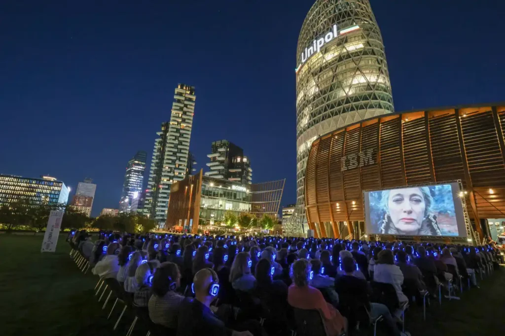 Fuoricinema 2026, svelato il manifesto dell'undicesima edizione: una barca-proiettore in viaggio tra cielo e terra