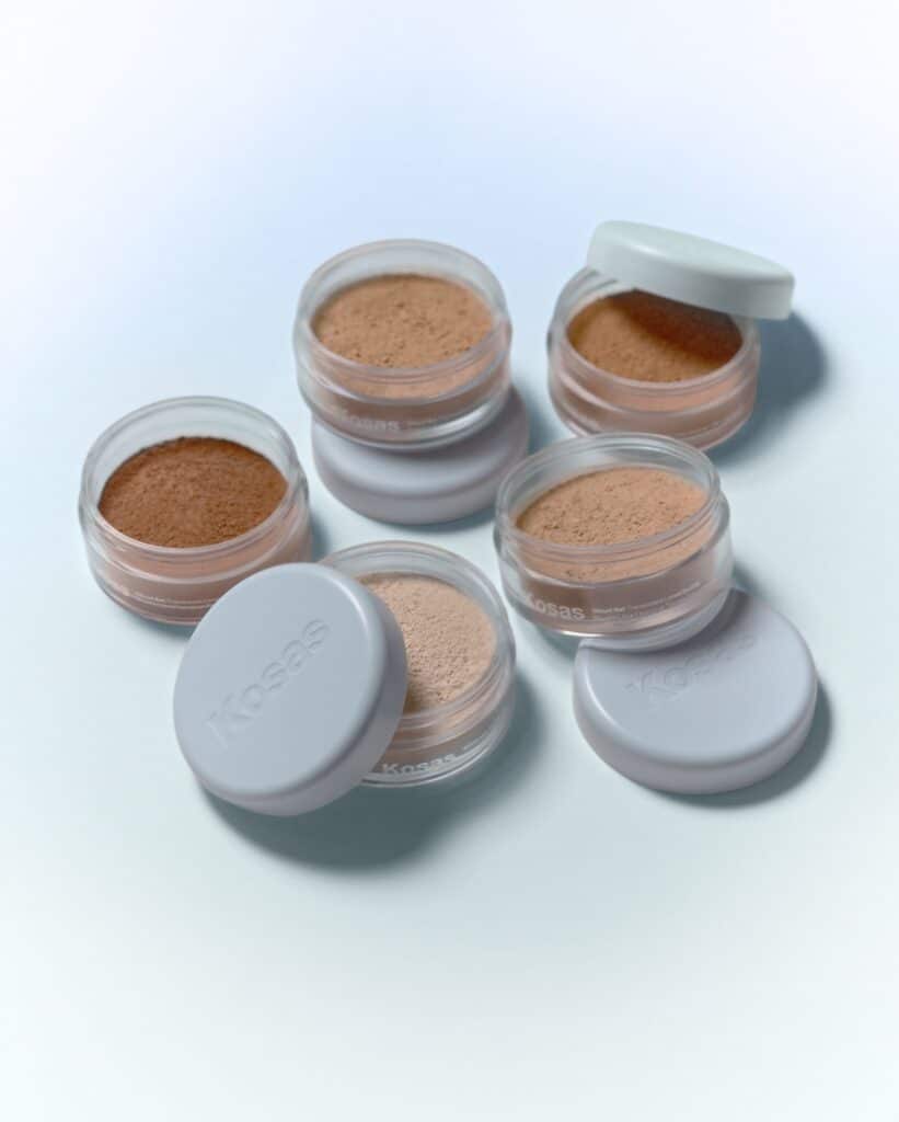 Cloud Set Loose Powder: Kosas presenta la nuova cipria che contrasta la lucidità e mantiene un finish naturale