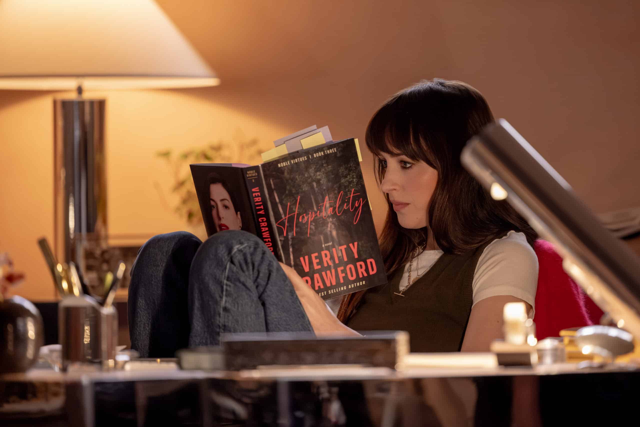 Verity: Per la Milano Fashion Week arriva in Largo Augusto un corner dedicato al thriller con Anne Hathaway e Dakota Johnson