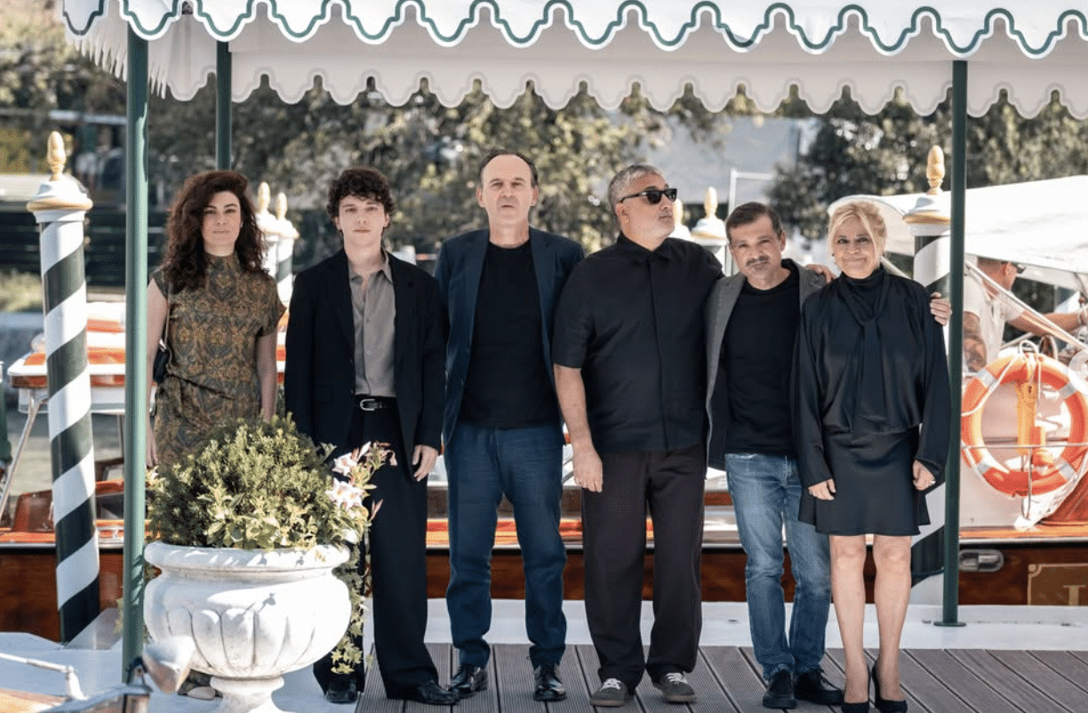 giuseppe bonito insieme al cast Ph. Luca Carlino
