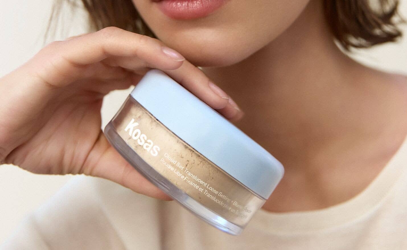 Cloud Set Loose Powder: Kosas presenta la nuova cipria che contrasta la lucidità e mantiene un finish naturale
